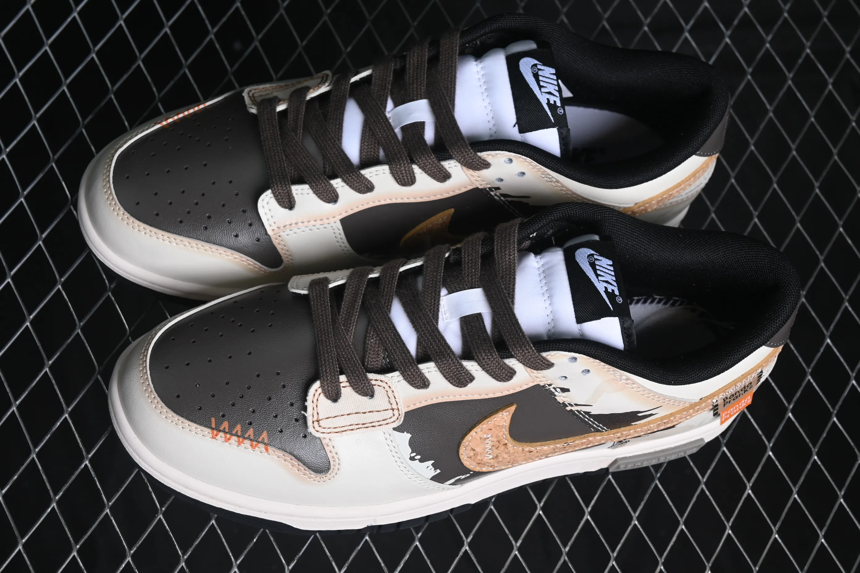 All Categories Nk SB Dunk Series Nk SB Dunk Low Low-top sneakers Nk Dunk Low Panda Prank Pioneer Knight Sandstorm Black Brown Low-top casual sneakers DD1391-100